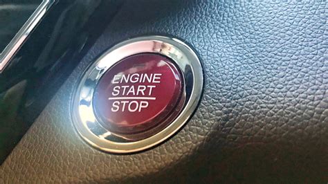 Mando de coche moderno con botón de arranque