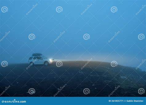 Citroën C5 con faros antiniebla encendidos en niebla