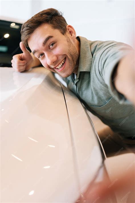 Persona acariciando el capó de un coche clásico