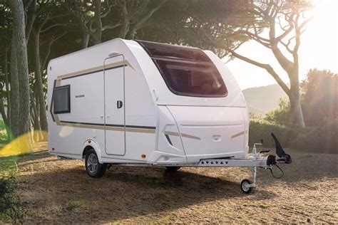 Caravana pequeña remolcada por un coche compacto