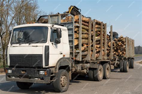 Camión con suelo de madera para carga