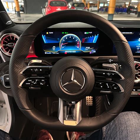 Interior de un Mercedes-Benz Clase C con volante de cuero y pantalla digital