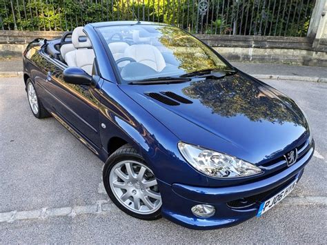 Peugeot 206 CC en color azul con el techo bajado