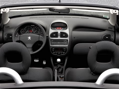 Interior del Peugeot 206 CC con detalles deportivos