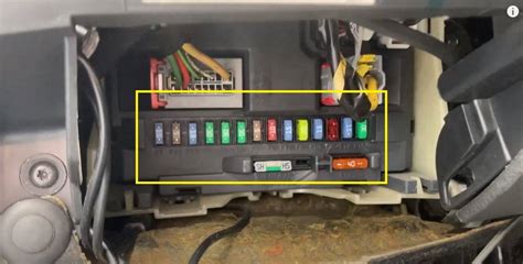Ubicación de la caja de fusibles en un Peugeot 207