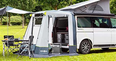 Furgoneta camper con un avance desplegado