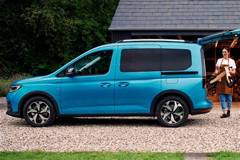 interior de una furgoneta de 5 plazas con asientos configurados para pasajeros