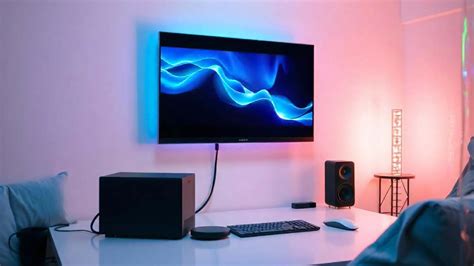 Un salón moderno con un HTPC discreto conectado a un televisor.