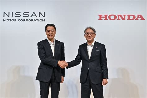 CEO de Honda, Toshihiro Mibe, y CEO de Nissan, Makoto Uchida, en una rueda de prensa