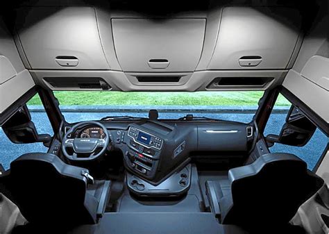 Interior de la cabina de un camión Iveco
