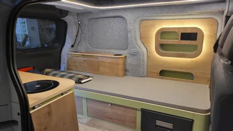 Furgoneta camper con candado en la puerta corredera