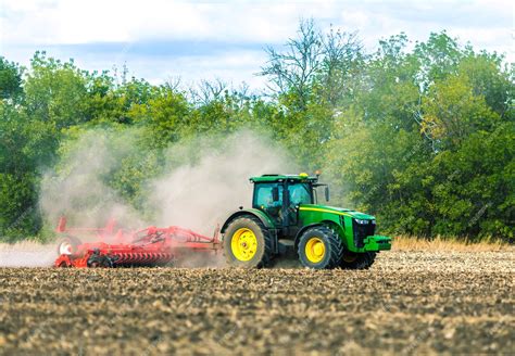 Tractor Kubota trabajando en un campo