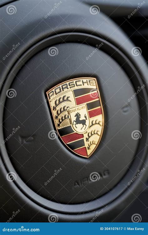 Detalle del escudo Porsche en un coche
